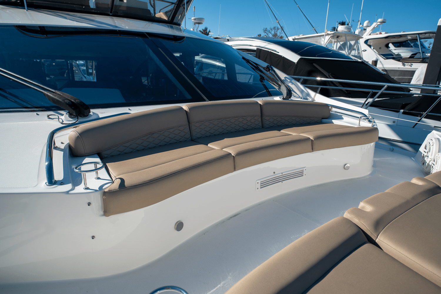 Slide: The Image of Sea Ray 590 FLY 2017 - 32