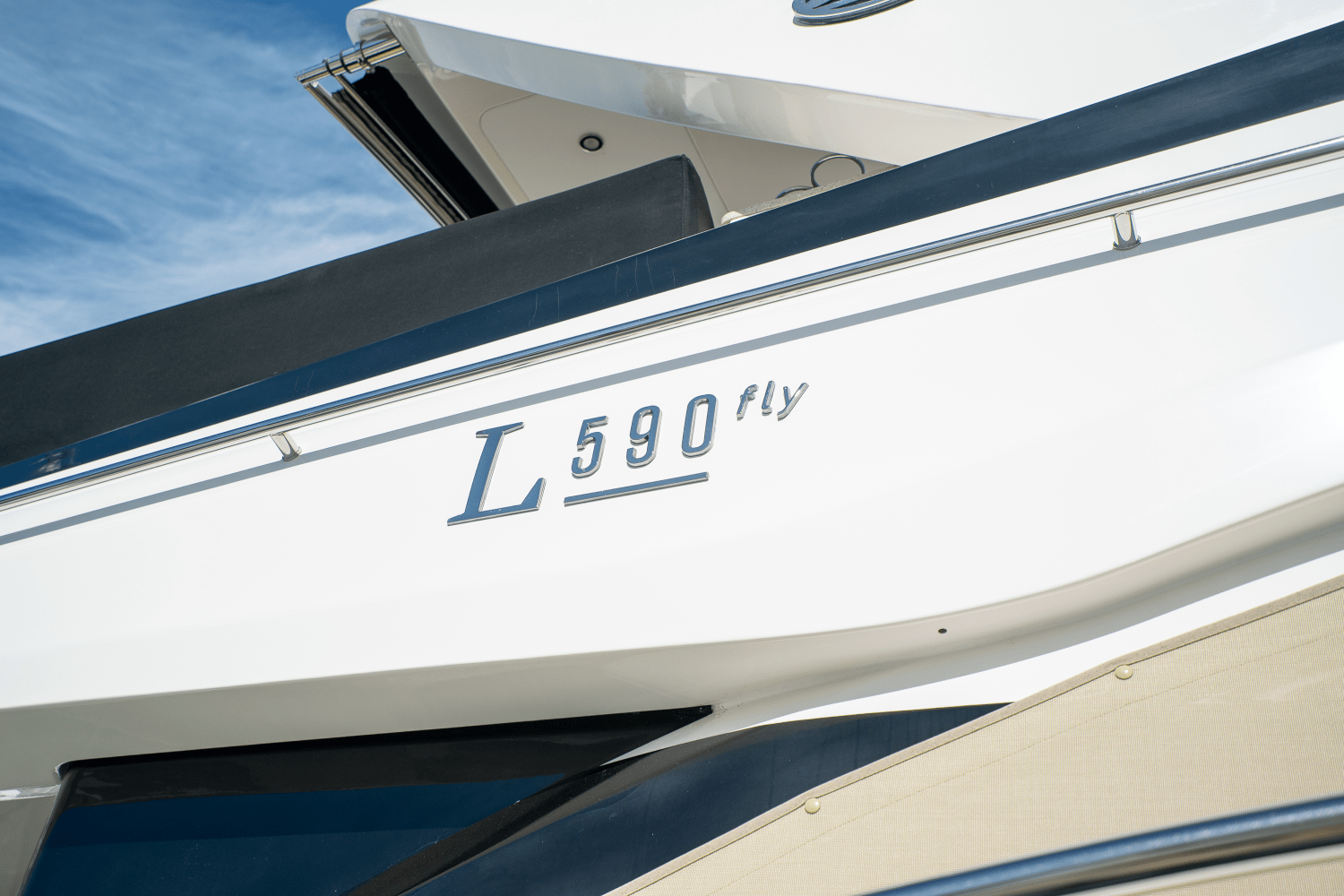 Slide: The Image of Sea Ray 590 FLY 2017 - 33