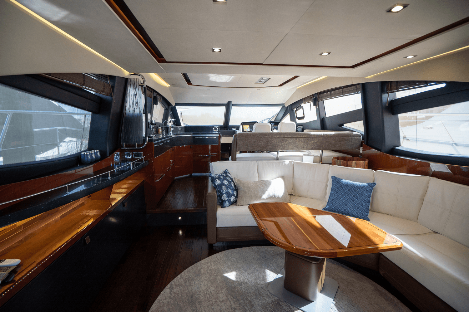 Slide: The Image of Sea Ray 590 FLY 2017 - 34