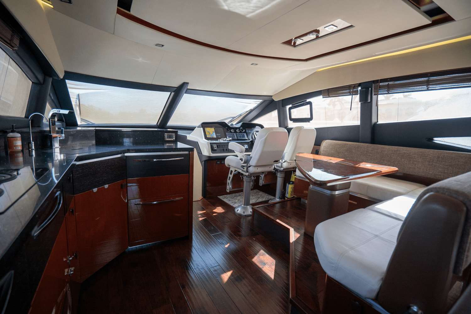 Slide: The Image of Sea Ray 590 FLY 2017 - 35