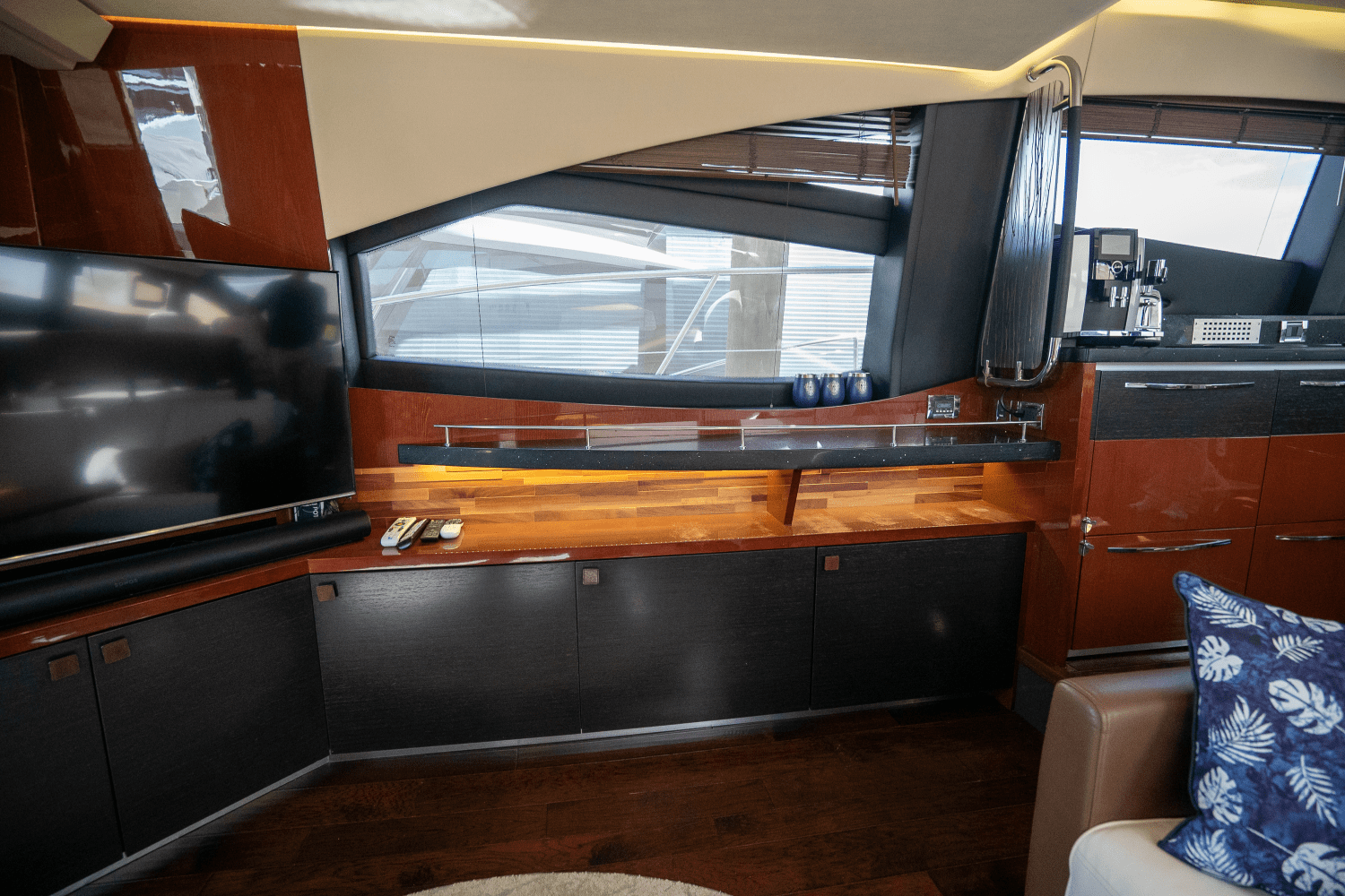 Slide: The Image of Sea Ray 590 FLY 2017 - 38