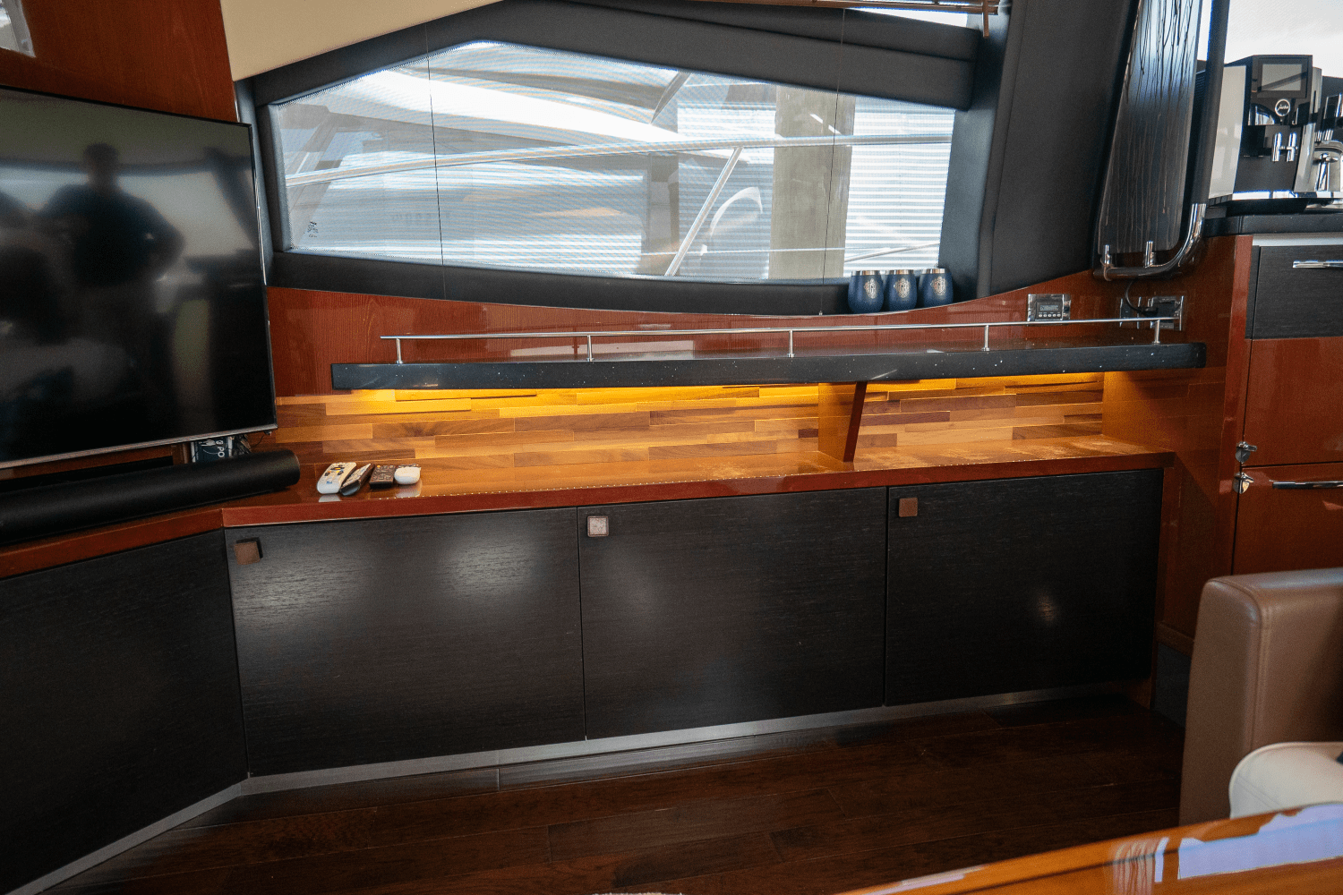 Slide: The Image of Sea Ray 590 FLY 2017 - 39