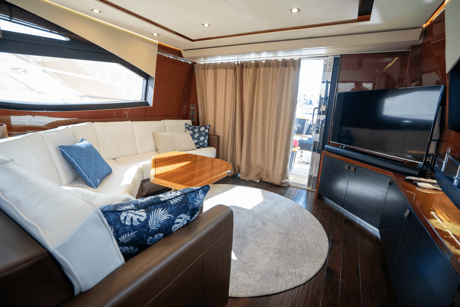 Slide: The Image of Sea Ray 590 FLY 2017 - 41