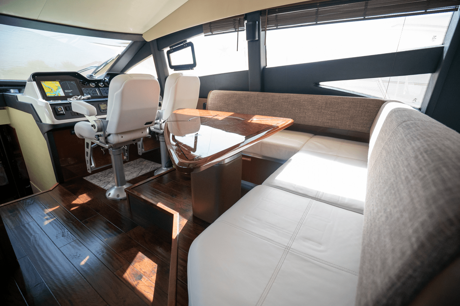 Slide: The Image of Sea Ray 590 FLY 2017 - 43