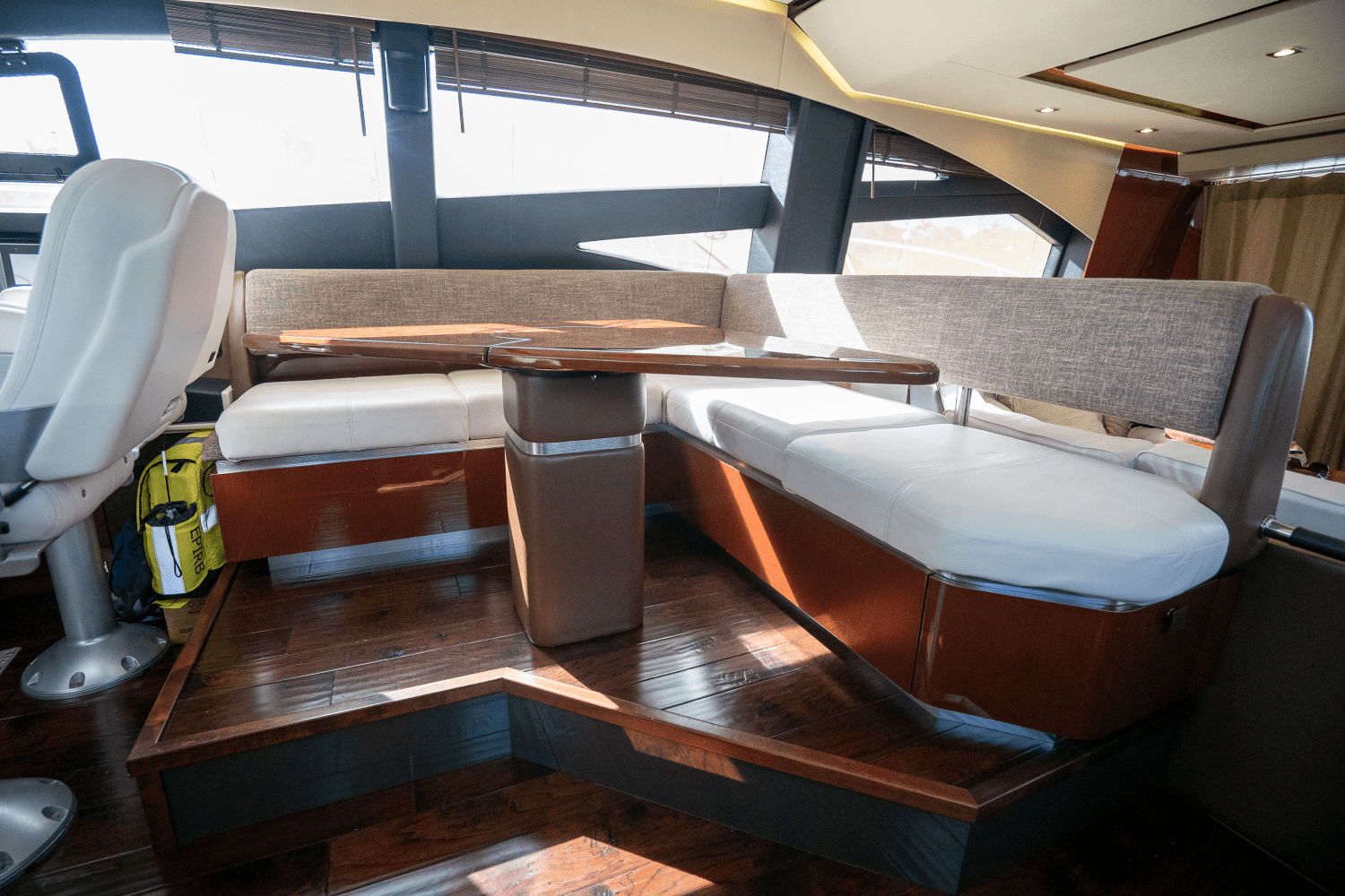 Slide: The Image of Sea Ray 590 FLY 2017 - 45