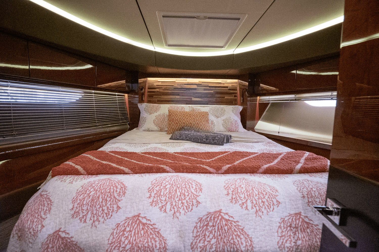 Slide: The Image of Sea Ray 590 FLY 2017 - 61