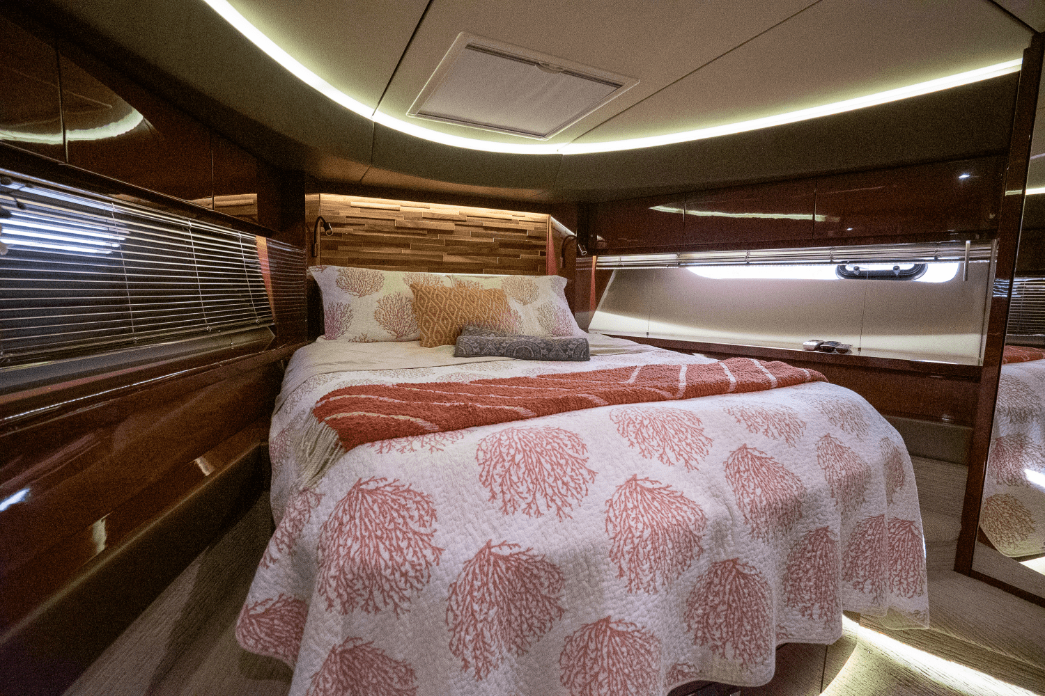 Slide: The Image of Sea Ray 590 FLY 2017 - 62