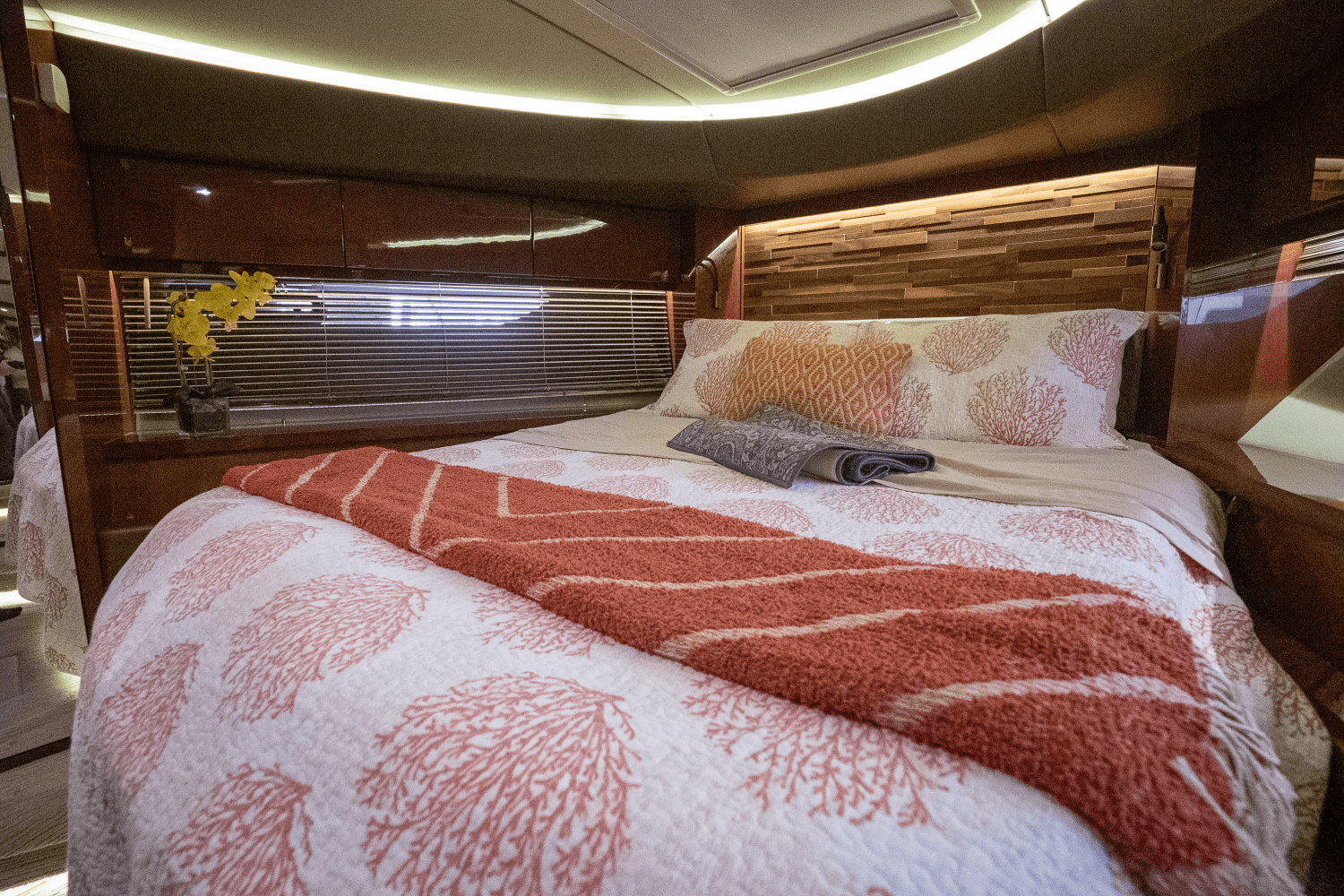 Slide: The Image of Sea Ray 590 FLY 2017 - 63