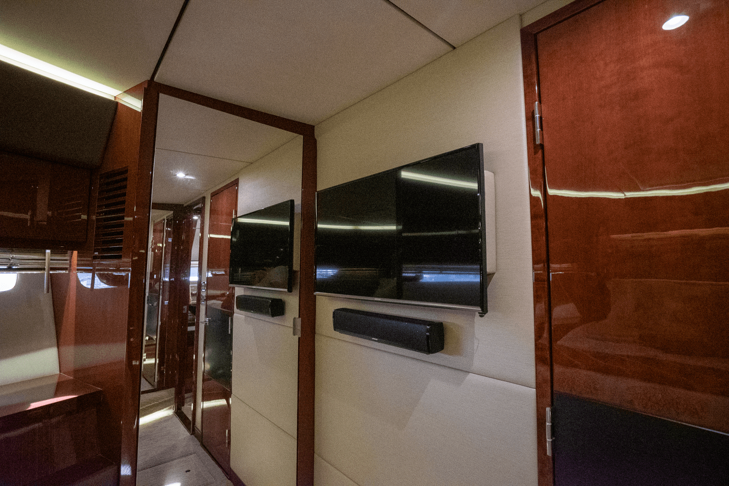 Slide: The Image of Sea Ray 590 FLY 2017 - 64