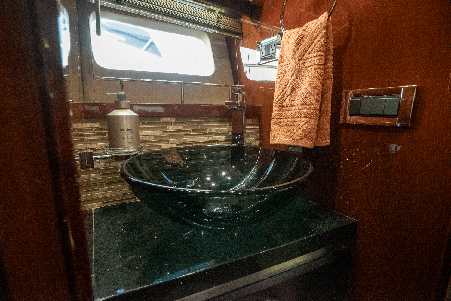 Slide: The Image of Sea Ray 590 FLY 2017 - 66