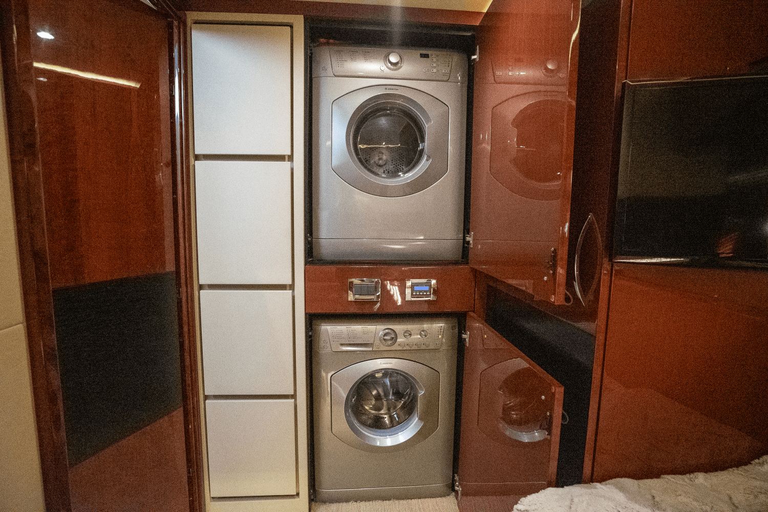 Slide: The Image of Sea Ray 590 FLY 2017 - 72