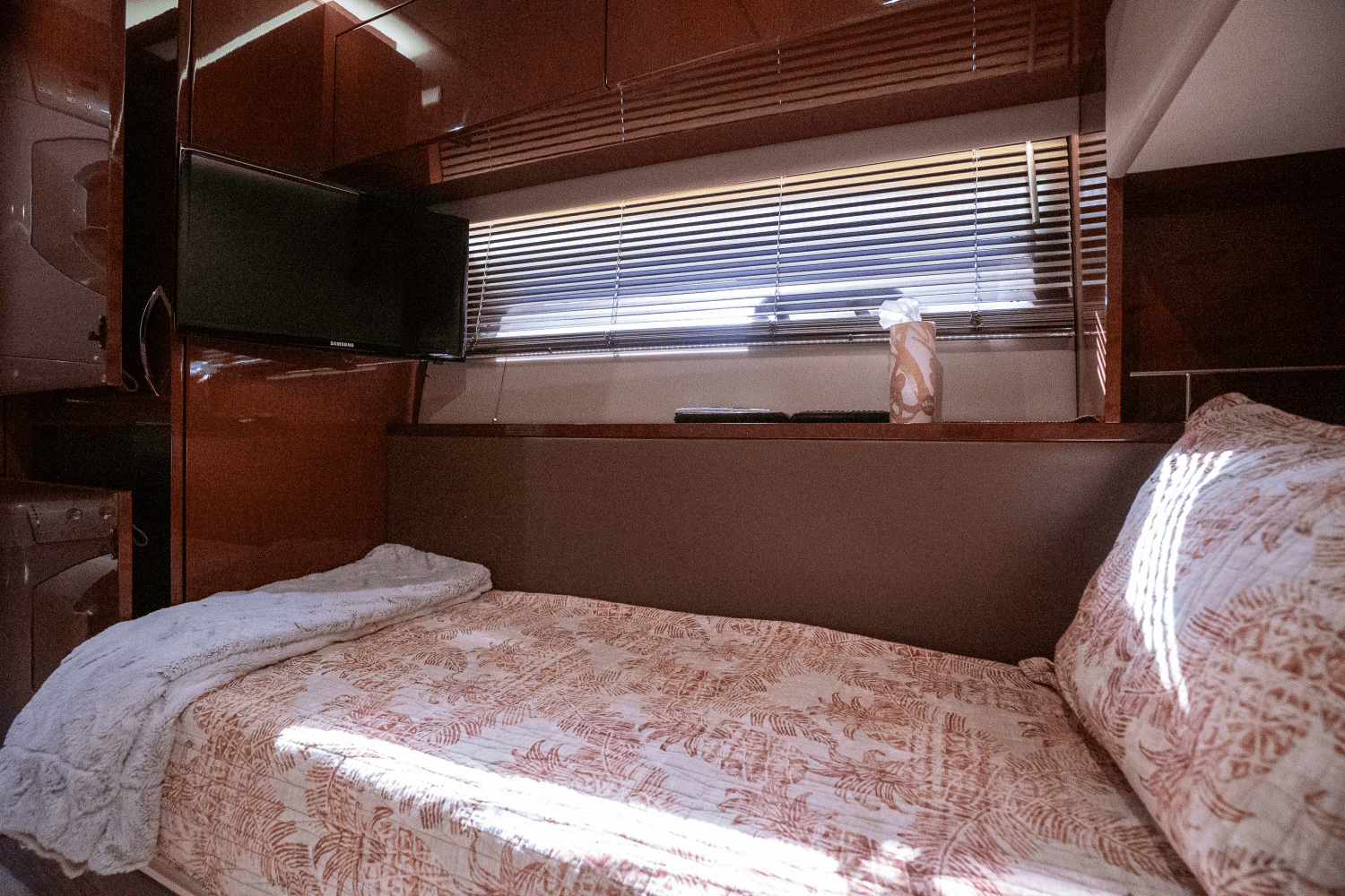 Slide: The Image of Sea Ray 590 FLY 2017 - 75