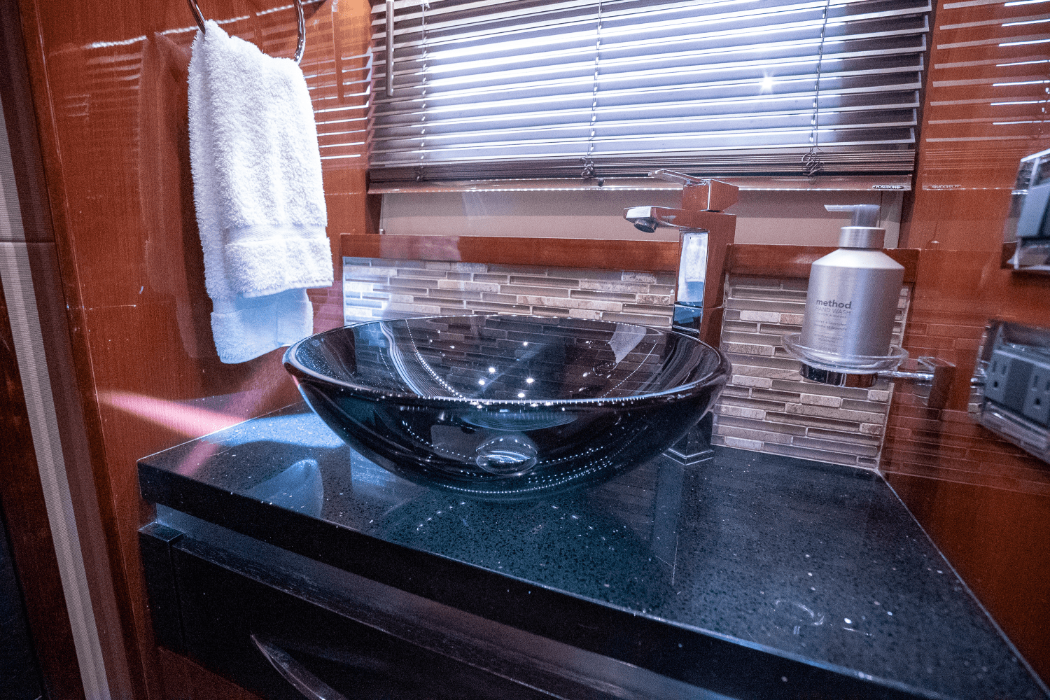 Slide: The Image of Sea Ray 590 FLY 2017 - 77