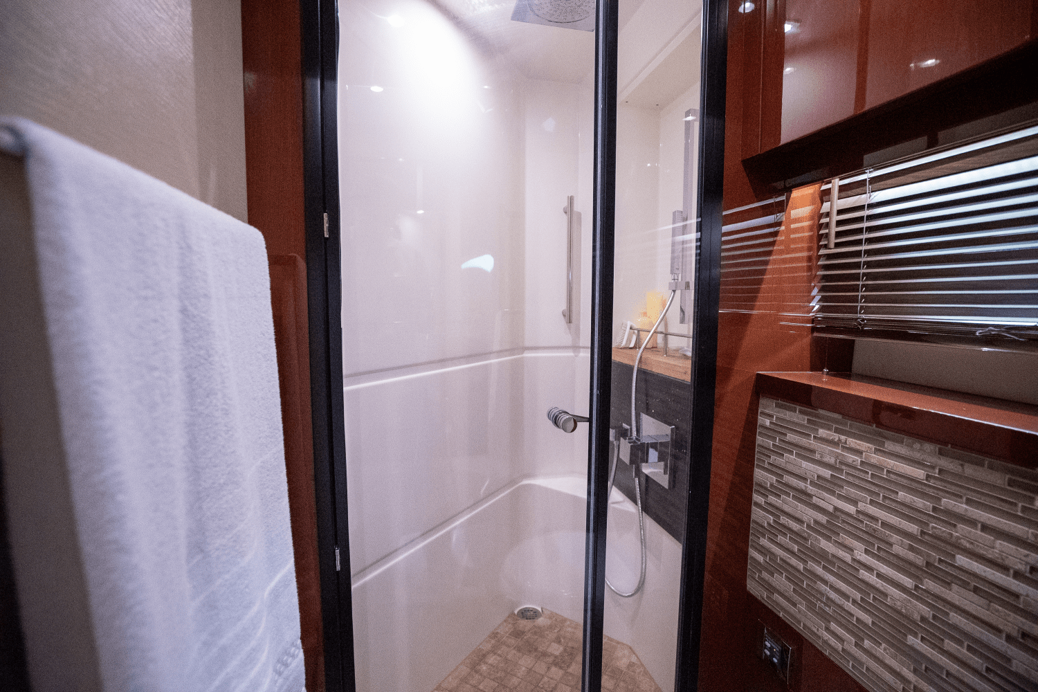 Slide: The Image of Sea Ray 590 FLY 2017 - 80