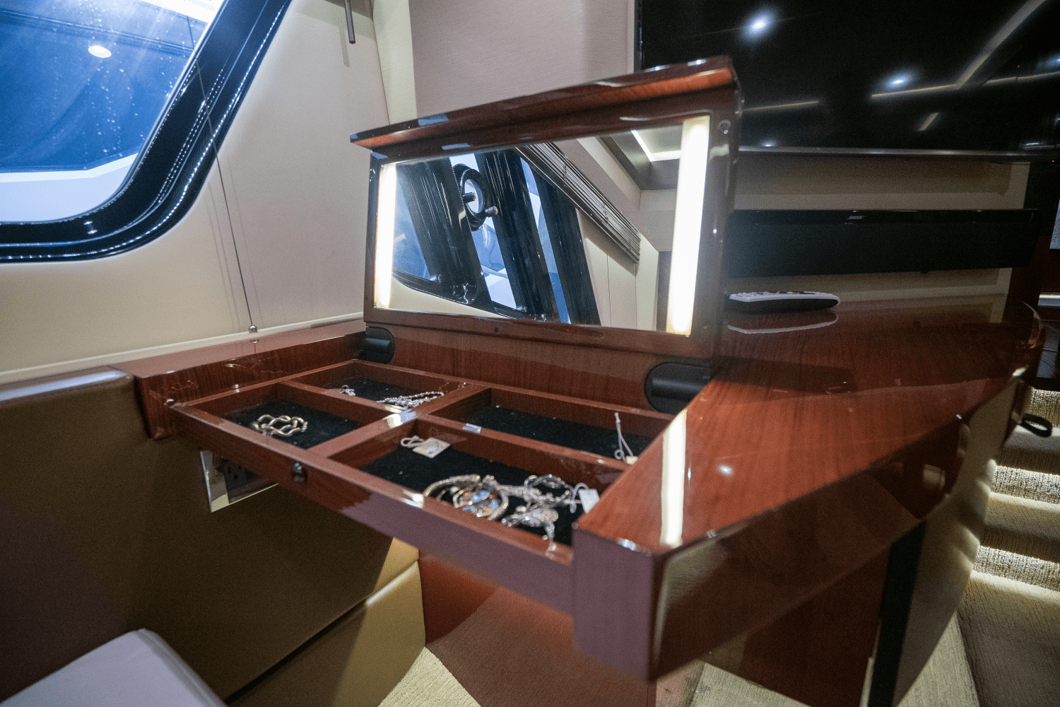 Slide: The Image of Sea Ray 590 FLY 2017 - 81