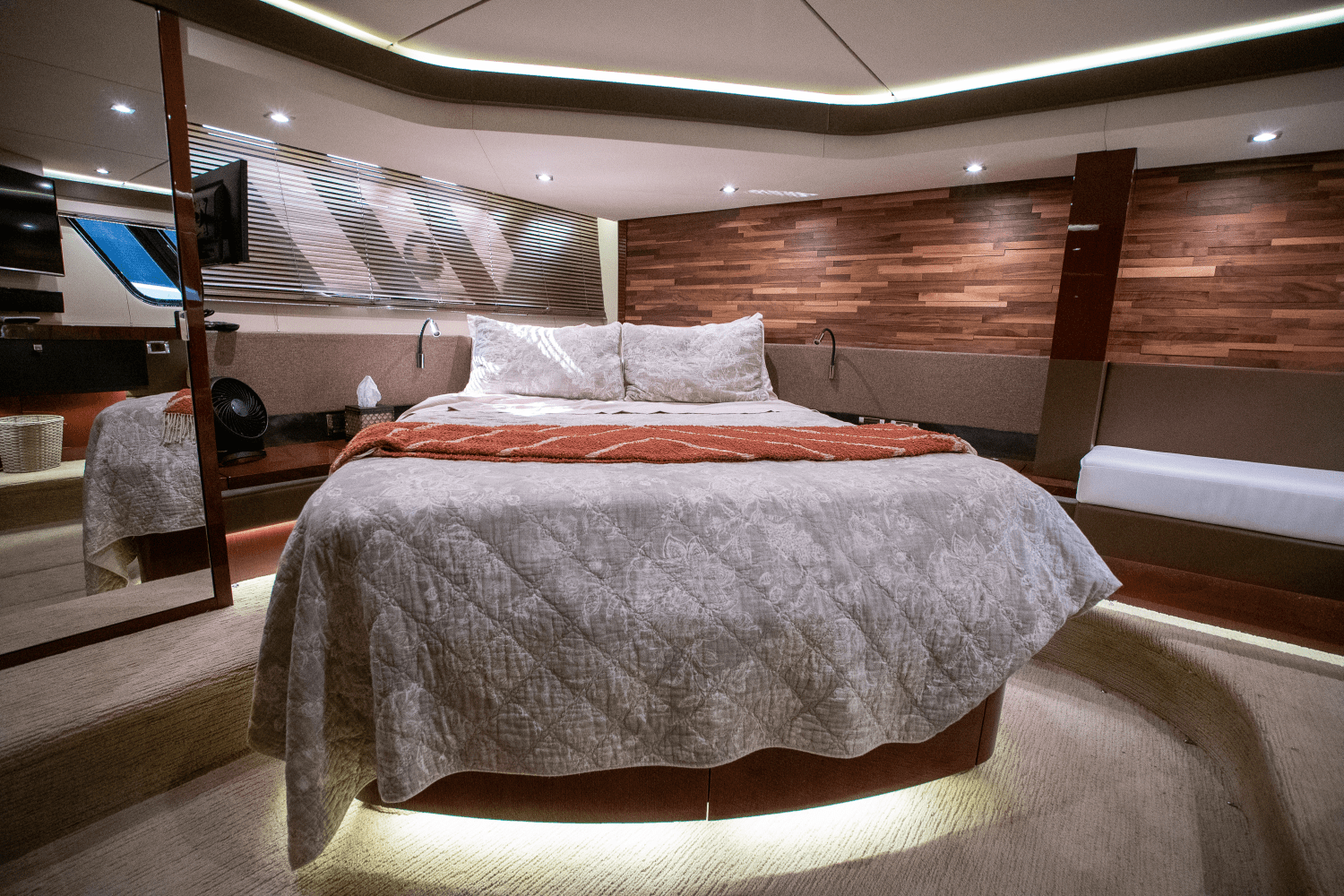 Slide: The Image of Sea Ray 590 FLY 2017 - 84