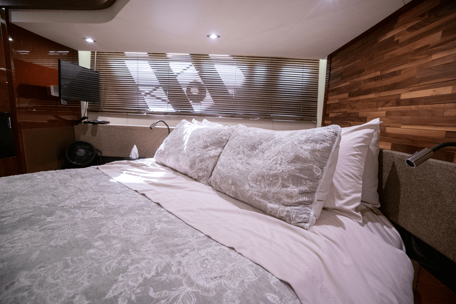 Slide: The Image of Sea Ray 590 FLY 2017 - 87