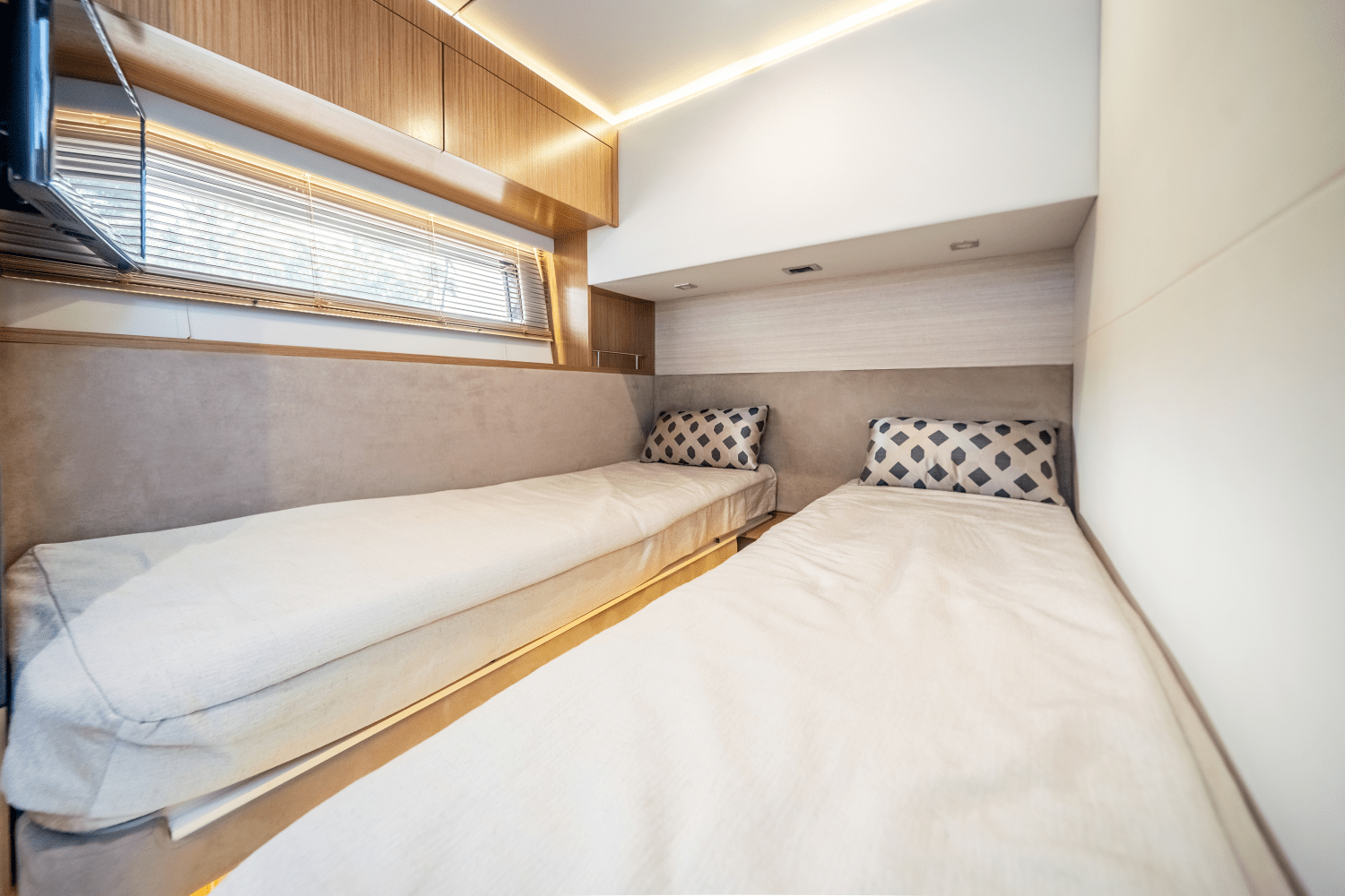 Slide: The Image of Sea Ray 59 FLY 2018 - 27