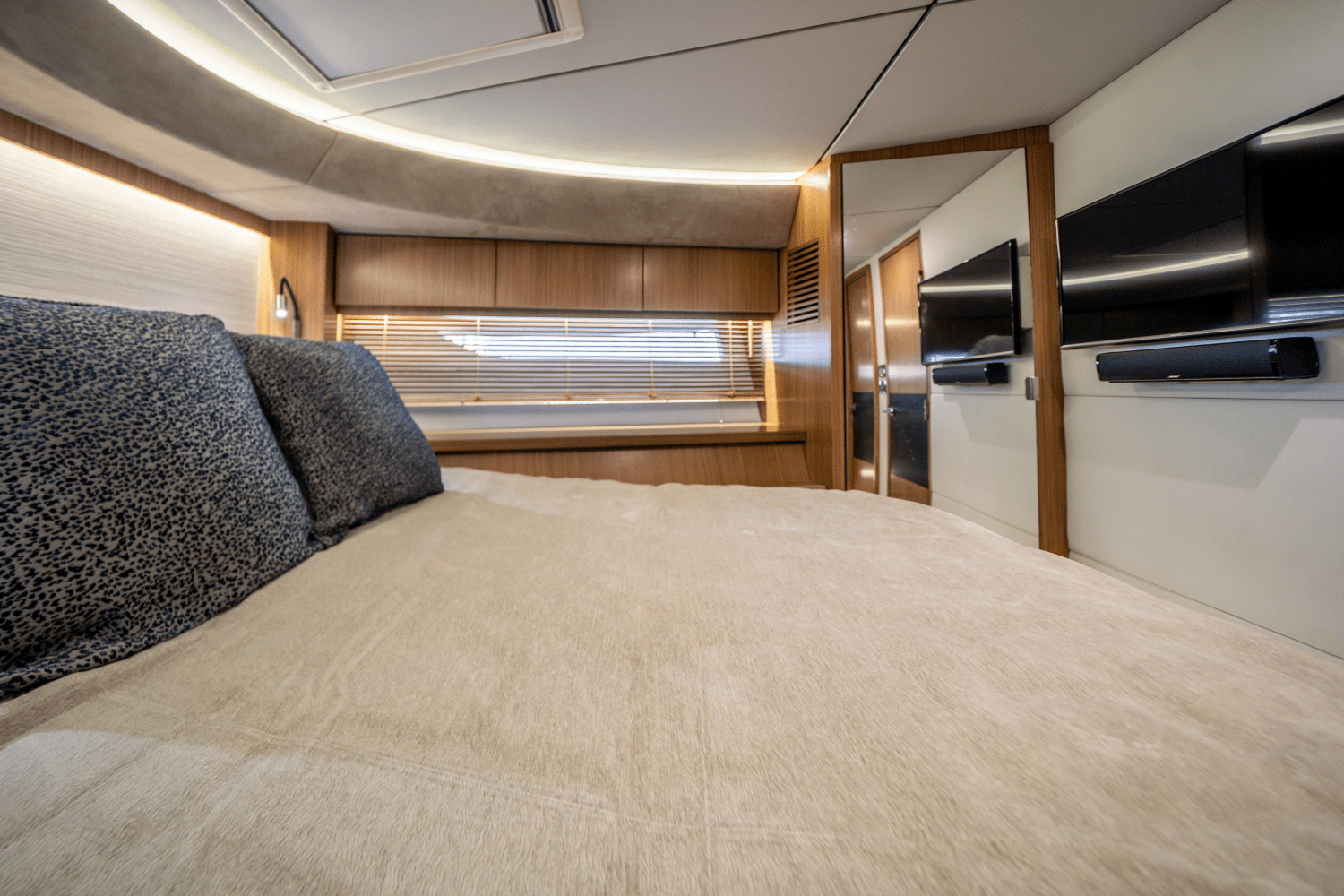 Slide: The Image of Sea Ray 59 FLY 2018 - 29