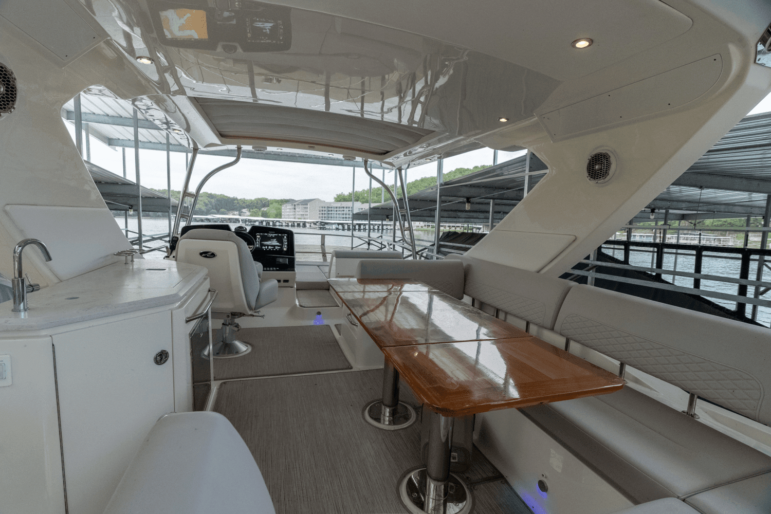 Slide: The Image of Sea Ray L550 FLY 2018 - 20