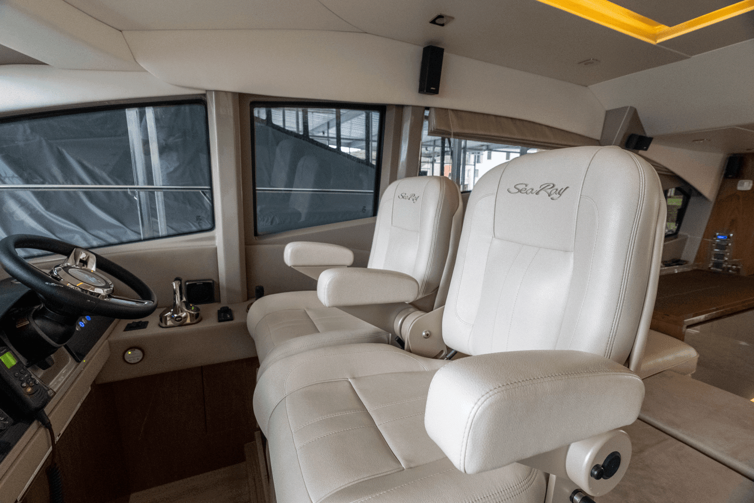 Slide: The Image of Sea Ray L550 FLY 2018 - 23