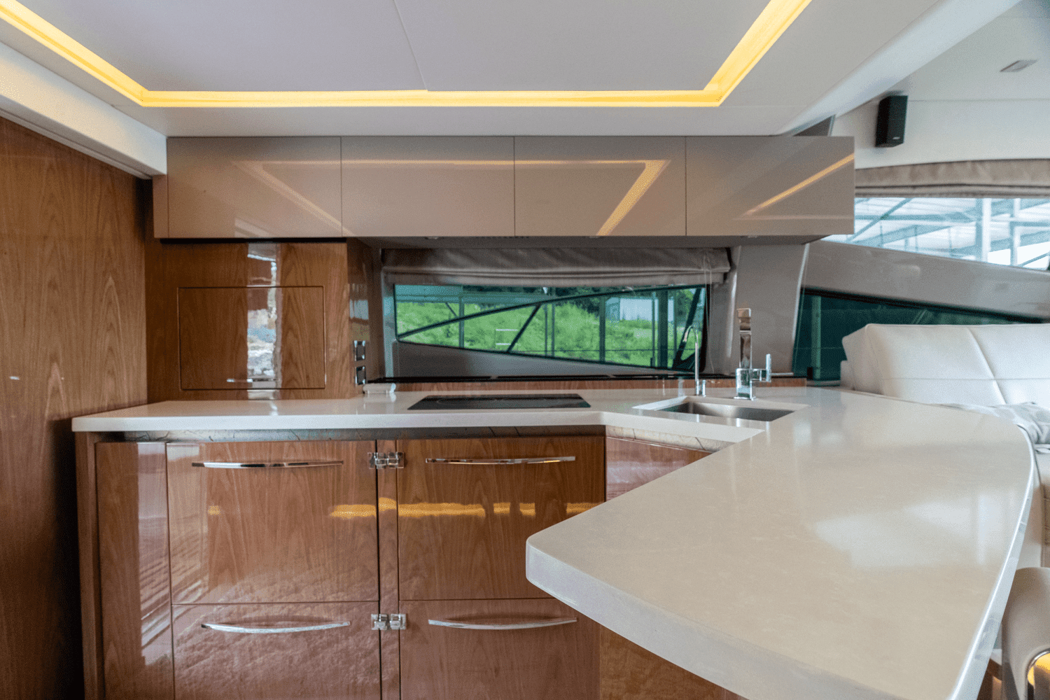 Slide: The Image of Sea Ray L550 FLY 2018 - 27