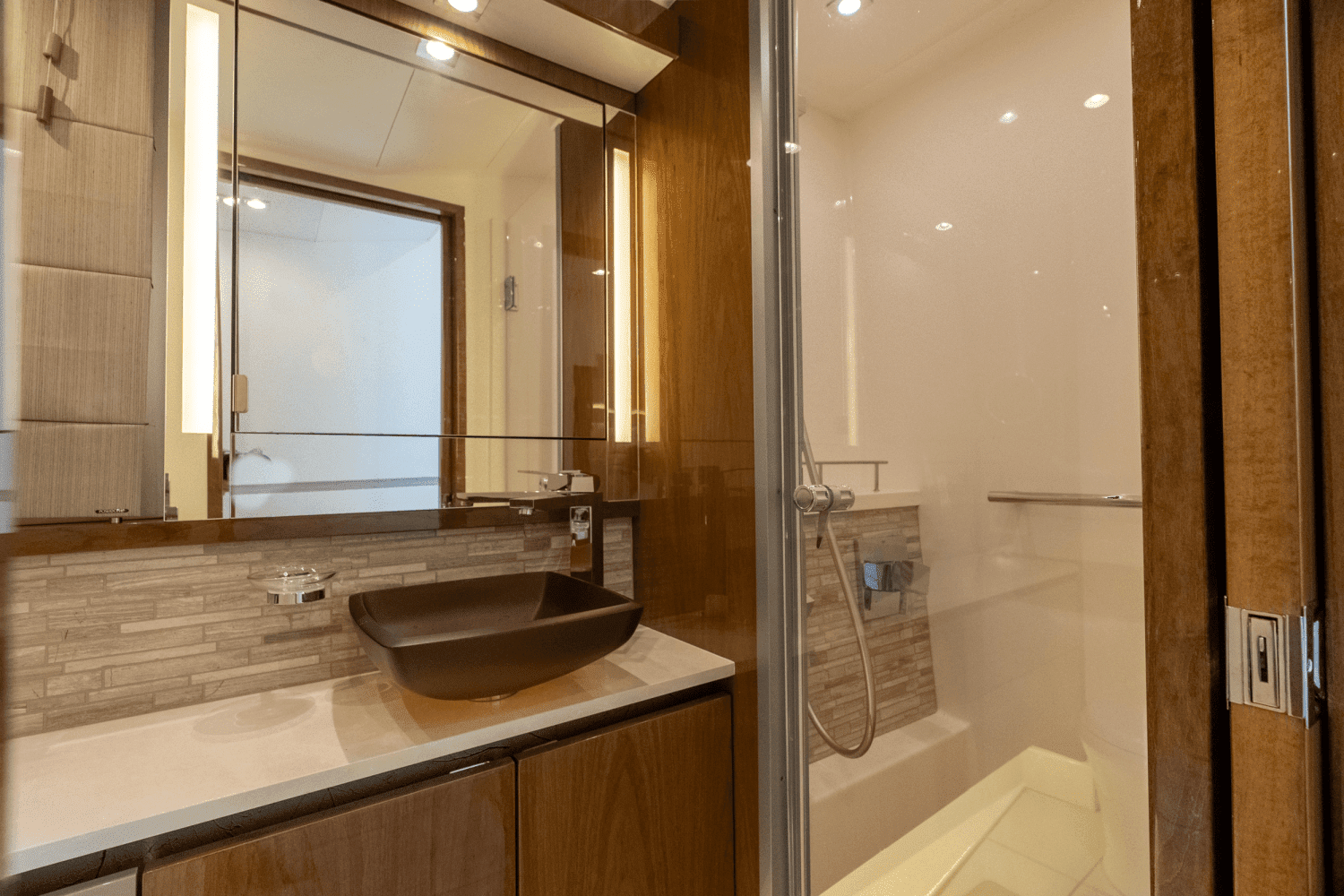 Slide: The Image of Sea Ray L550 FLY 2018 - 30