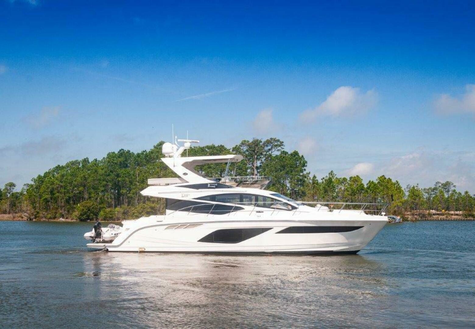 Slide: The Image of 2018 Sea Ray L550 Flybridge- Stbd Profile  - 5182318