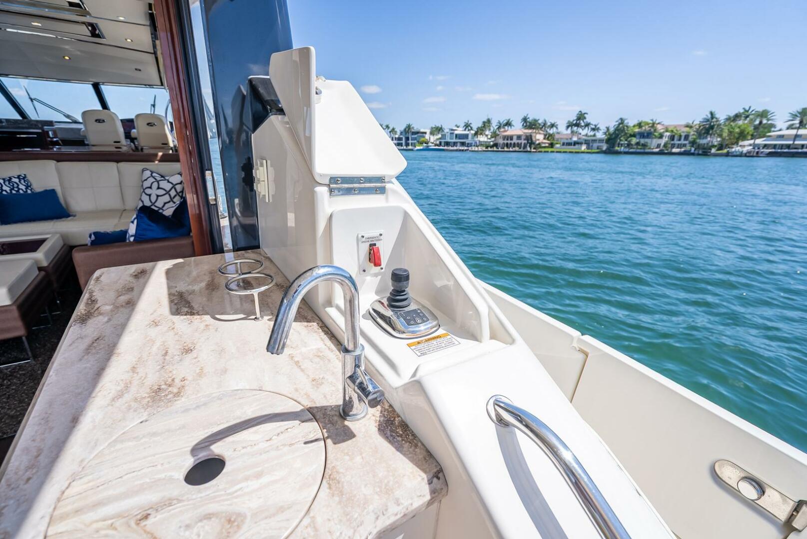 Slide: The Image of Sea Ray L650 Fly 2016 - 5270063