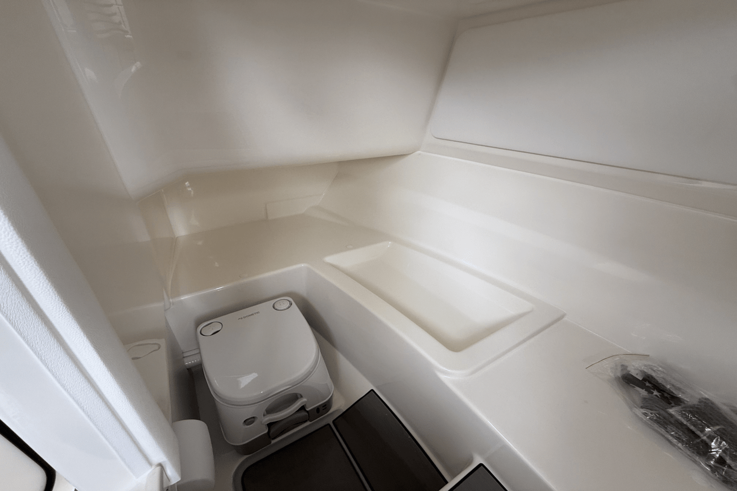 Slide: The Image of Sea Ray SDX 230 Outboard 2026 - 16