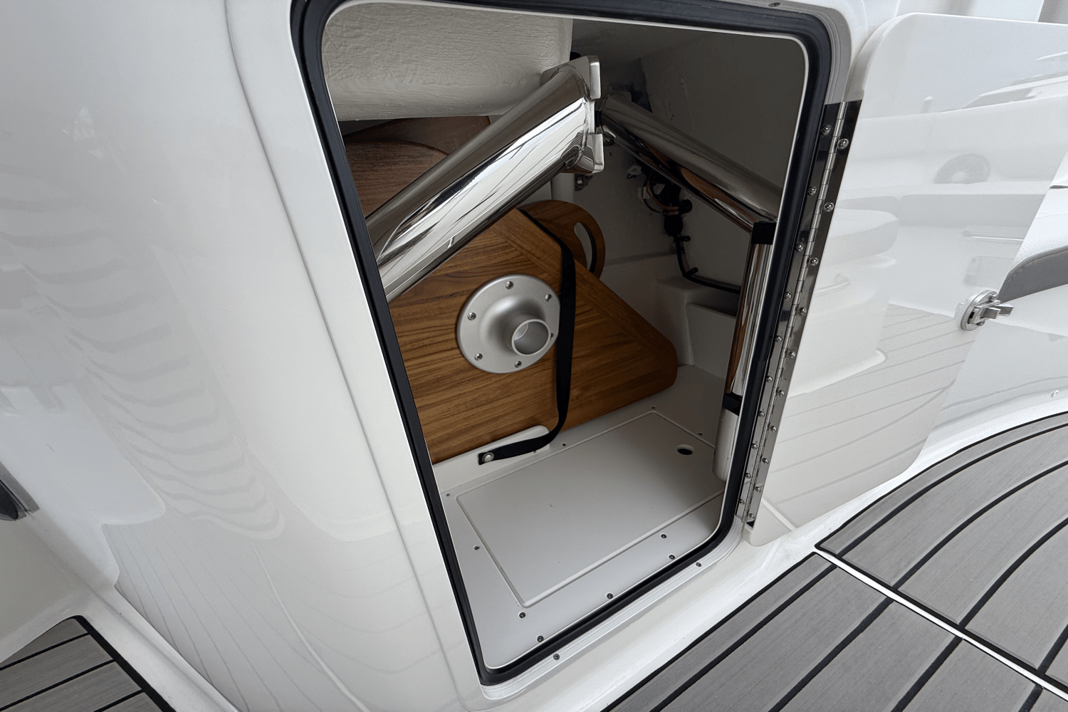 Slide: The Image of Sea Ray SDX 230 Outboard 2026 - 17