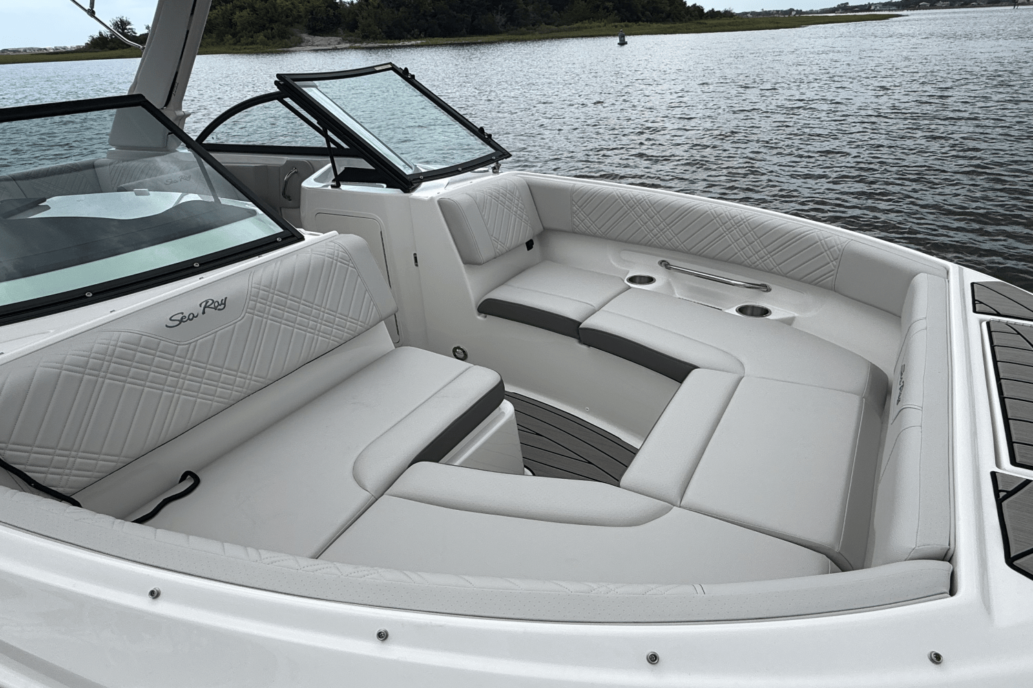 Slide: The Image of Sea Ray SDX 230 Outboard 2026 - 18