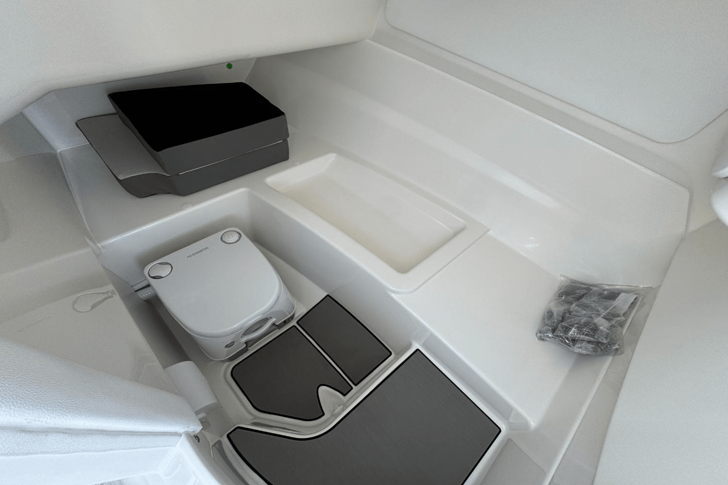 Slide: The Image of Sea Ray SDX 230 Outboard 2026 - 31