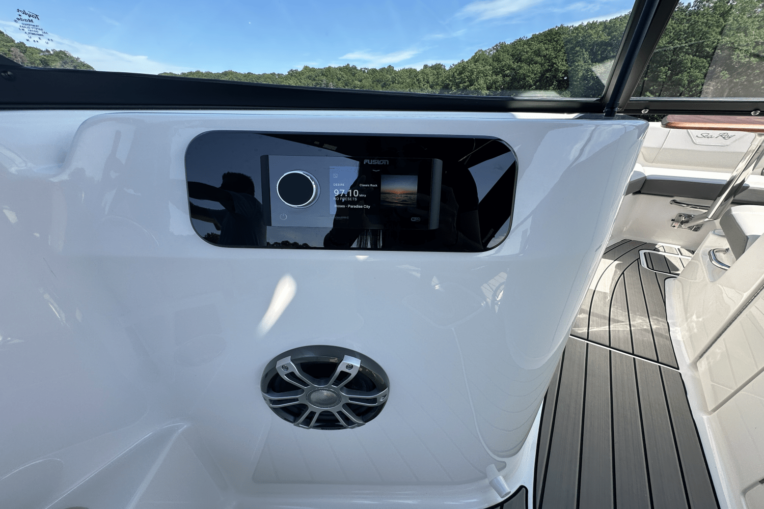 Slide: The Image of Sea Ray SDX 230 Surf 2026 - 18