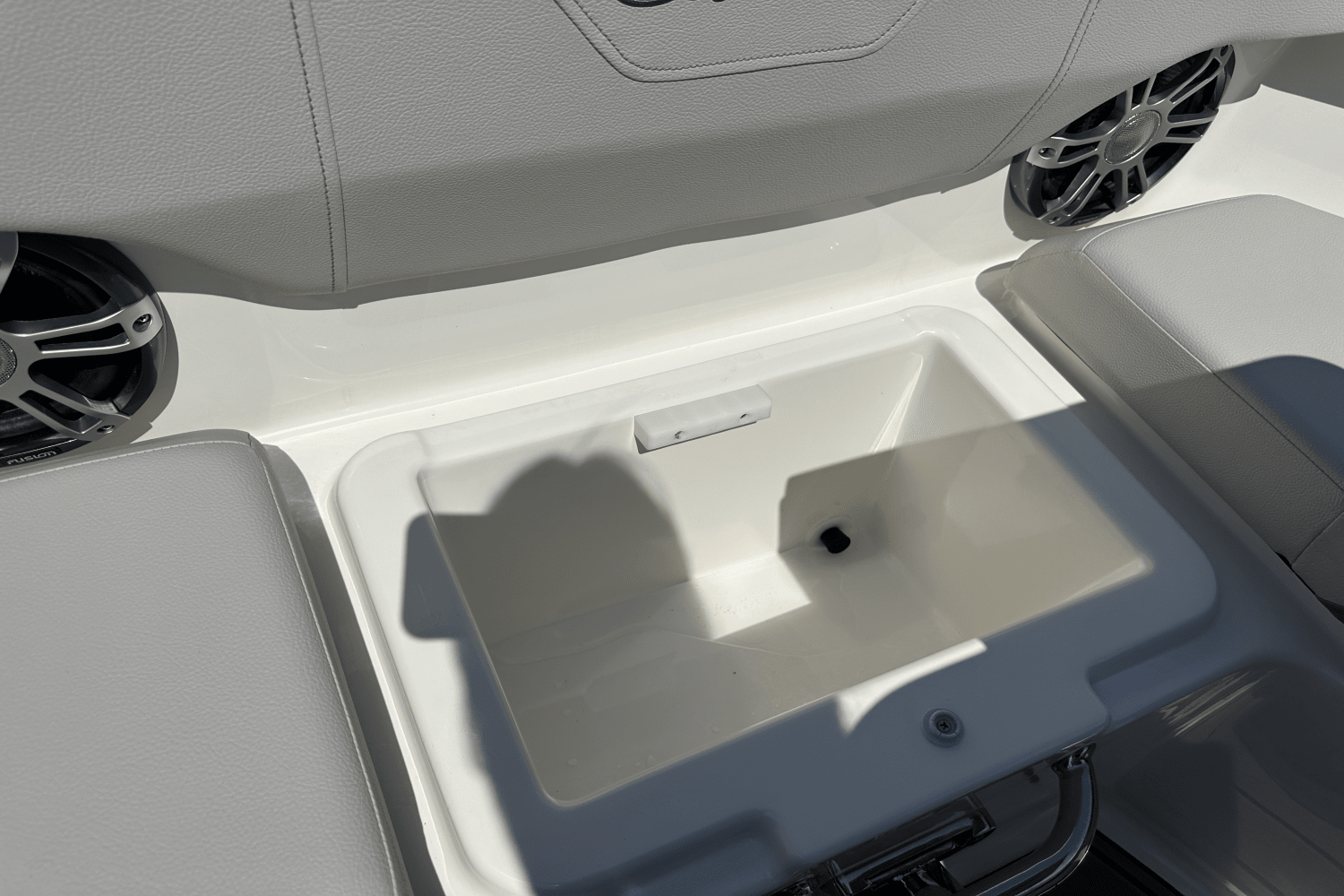 Slide: The Image of Sea Ray SDX 230 Surf 2026 - 32