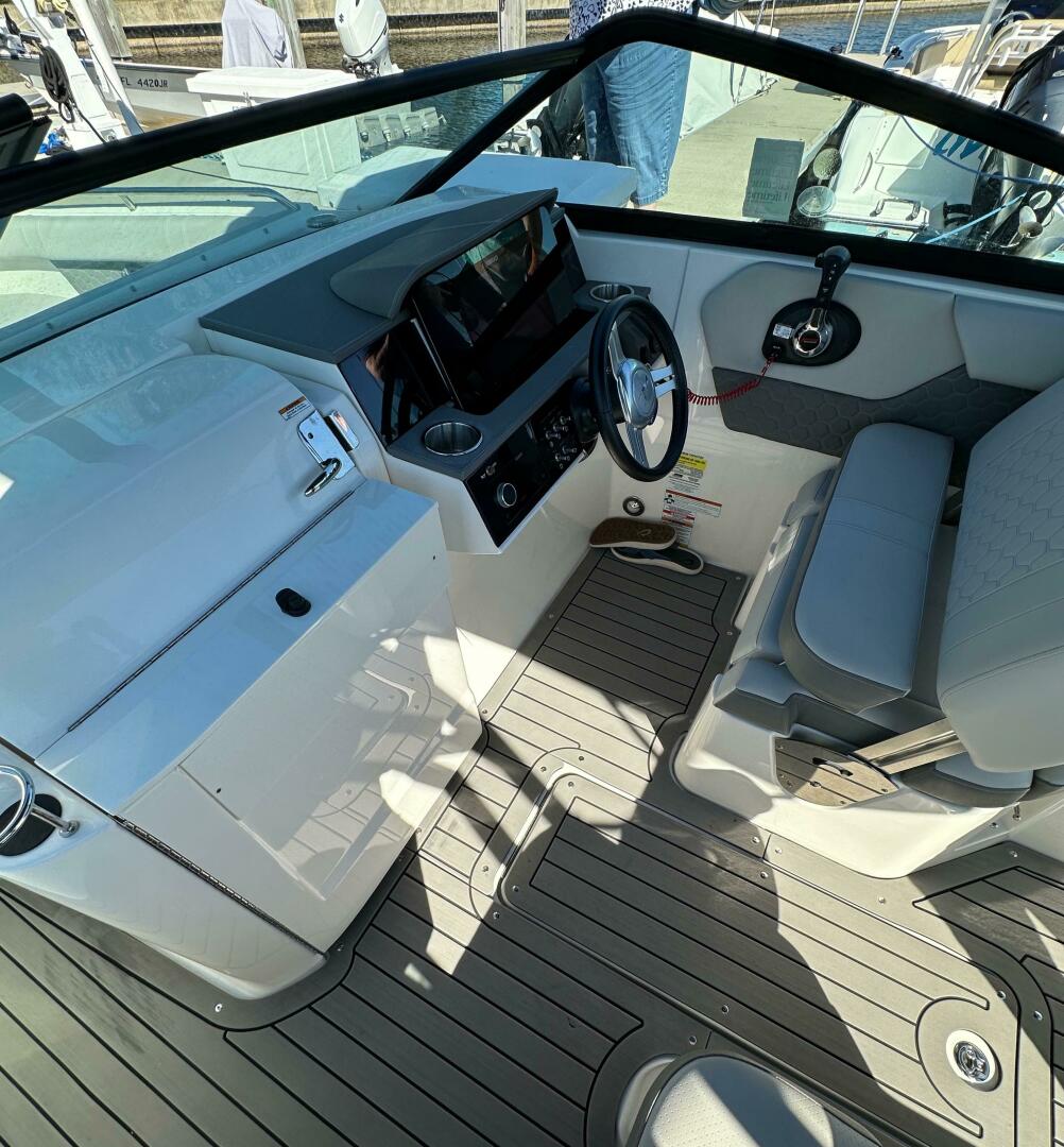 Slide: The Image of Sea Ray SDX 250 Outboard 2022 - 4999837