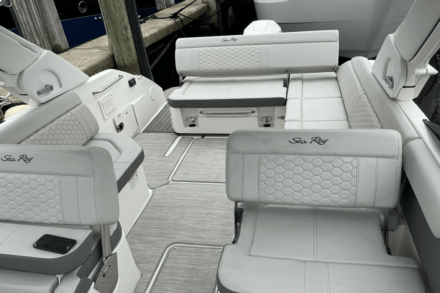 Slide: The Image of Sea Ray SDX 250 Outboard 2025 - 10