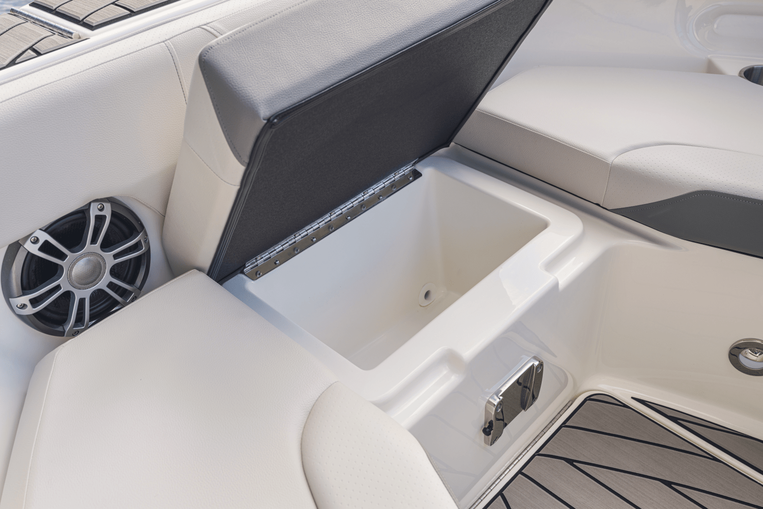 Slide: The Image of Sea Ray SDX 250 Outboard 2025 - 10