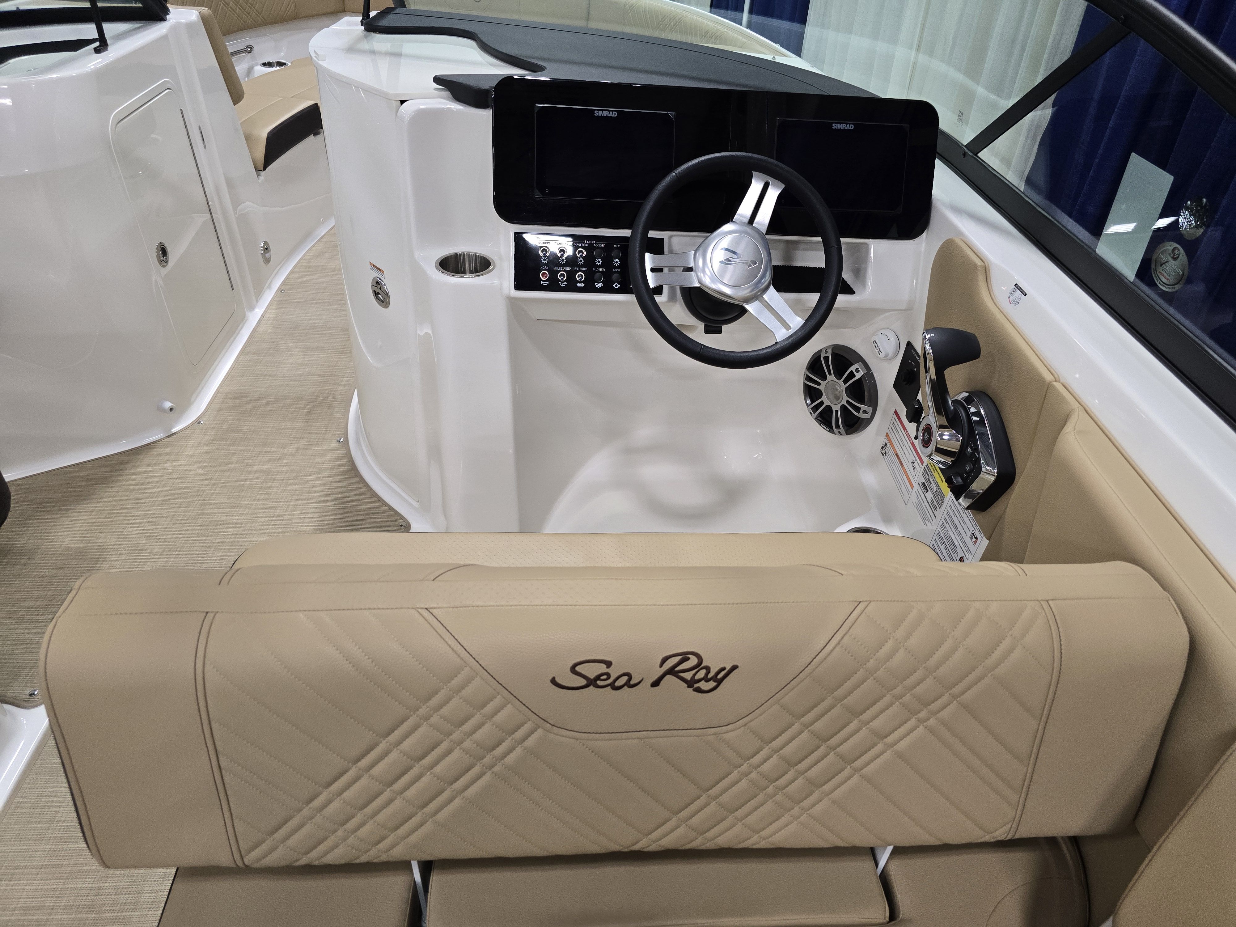 Slide: The Image of Sea Ray SDX 250 Outboard 2025 - 11