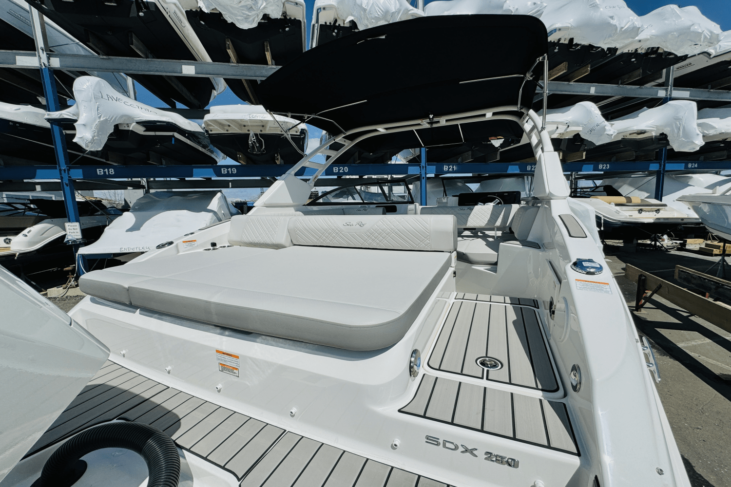 Slide: The Image of Sea Ray SDX 250 Outboard 2025 - 11