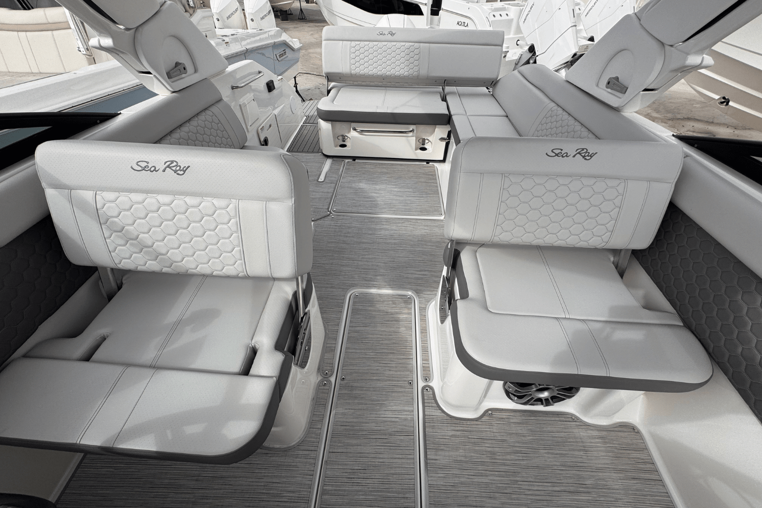 Slide: The Image of Sea Ray SDX 250 Outboard 2025 - 11