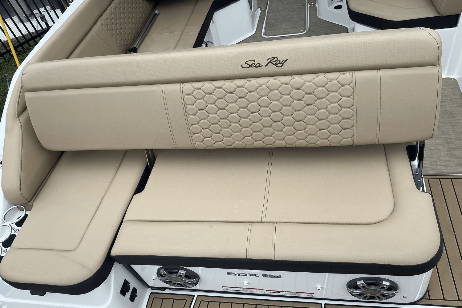 Slide: The Image of Sea Ray SDX 250 Outboard 2025 - 11