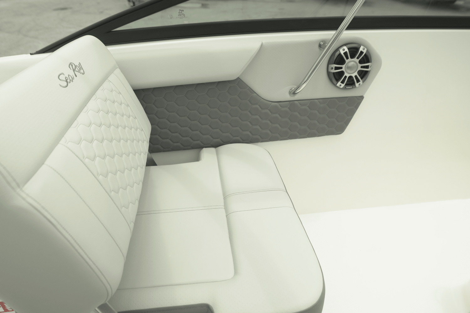 Slide: The Image of Sea Ray SDX 250 Outboard 2025 - 12