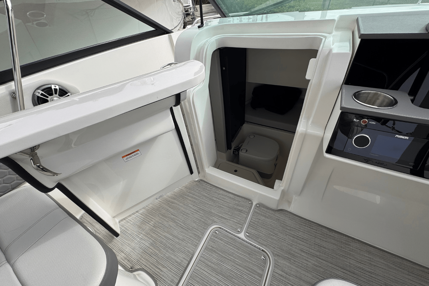 Slide: The Image of Sea Ray SDX 250 Outboard 2025 - 12