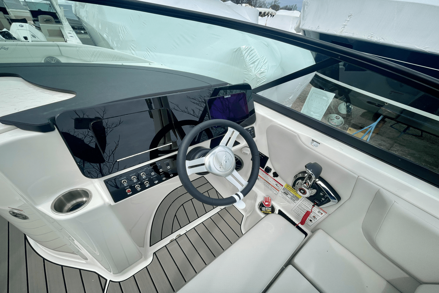 Slide: The Image of Sea Ray SDX 250 Outboard 2025 - 12
