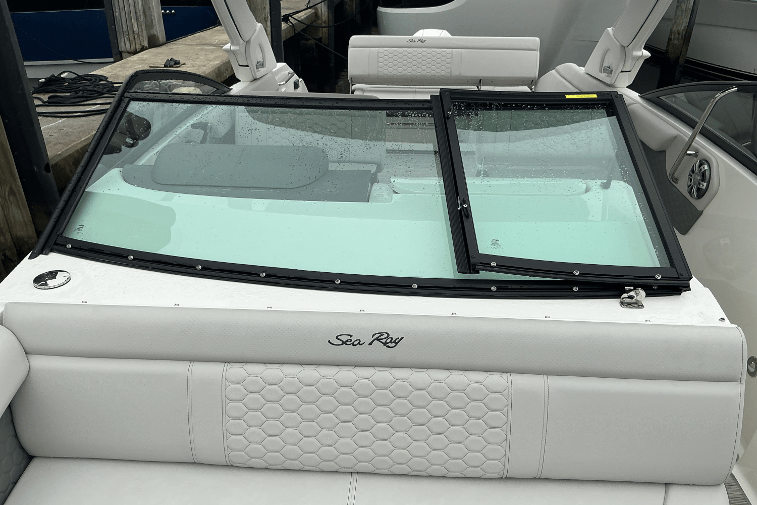 Slide: The Image of Sea Ray SDX 250 Outboard 2025 - 13