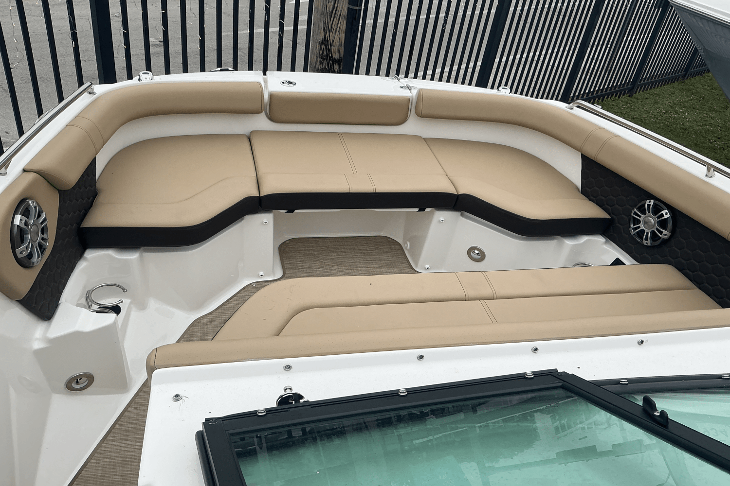 Slide: The Image of Sea Ray SDX 250 Outboard 2025 - 13