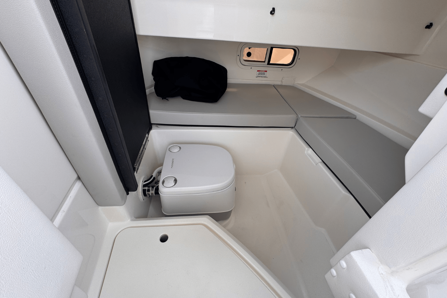 Slide: The Image of Sea Ray SDX 250 Outboard 2025 - 13
