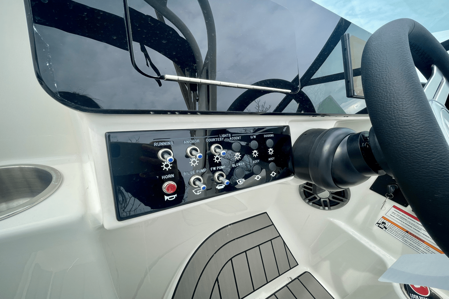Slide: The Image of Sea Ray SDX 250 Outboard 2025 - 13