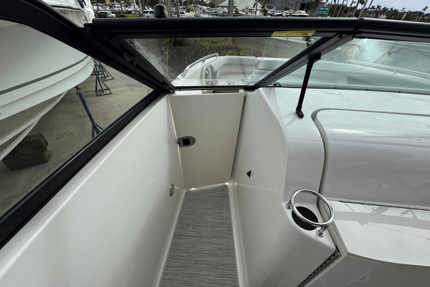 Slide: The Image of Sea Ray SDX 250 Outboard 2025 - 14